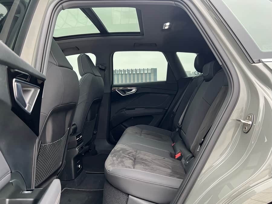 Audi Q4 e-tron 2022 immagine di auto #10