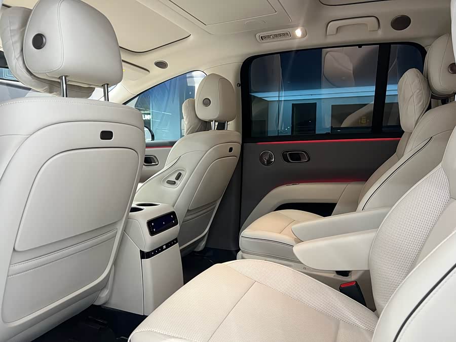 Li i8 2025 image de voiture #10