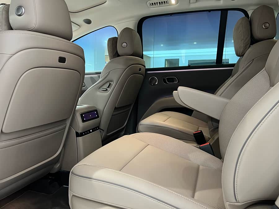 Li i8 2025 image de voiture #10