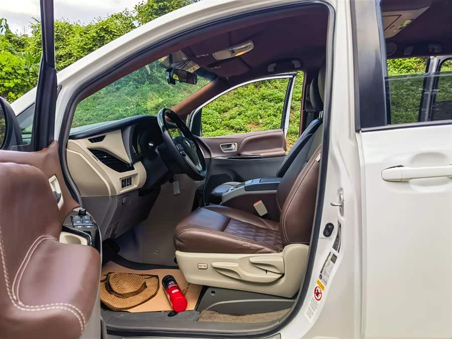 Toyota SIENNA 2018 car image #10