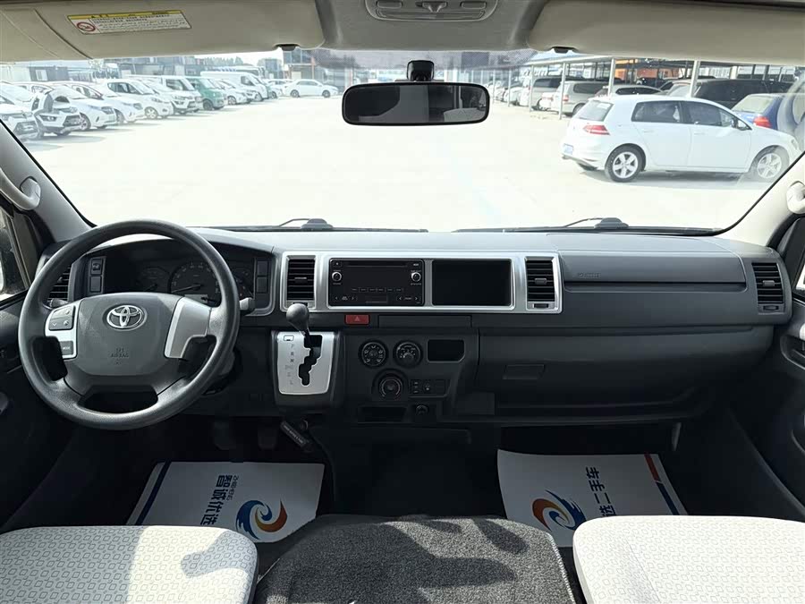 Toyota Hiace 2015 car image #10