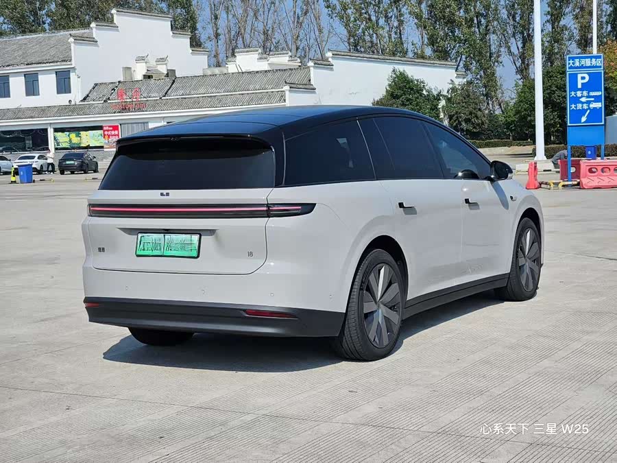 Li i8 2025 image de voiture #10