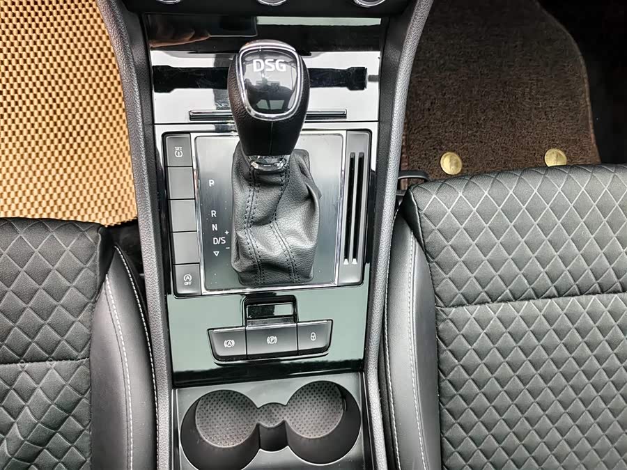 Skoda Superb 2018 car image #10