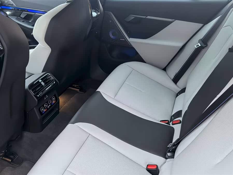 BMW M5 New Energy immagine di auto #10