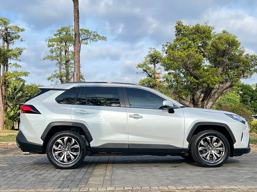 Toyota RAV4 2025 car image #10