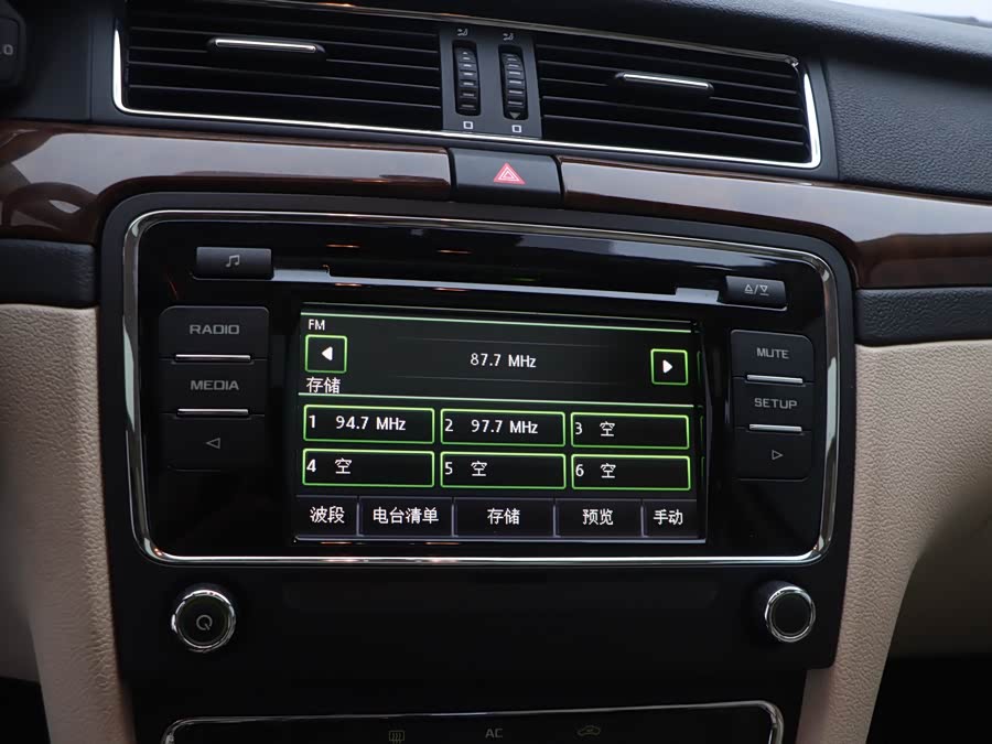 Skoda Superb 2015 car image #10