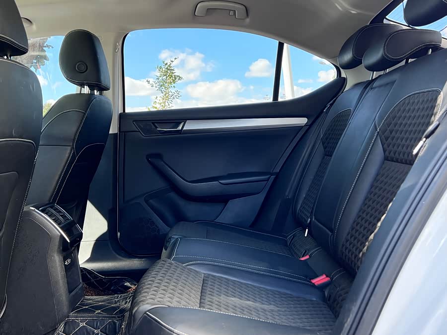 Skoda Superb 2019 car image #10