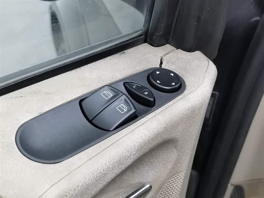 奔驰 唯雅诺 2010 汽车图片 #10