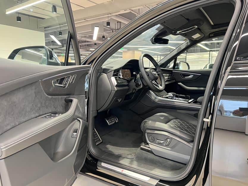 Audi SQ7 2025 #10 Audi SQ7 2025 car image #10