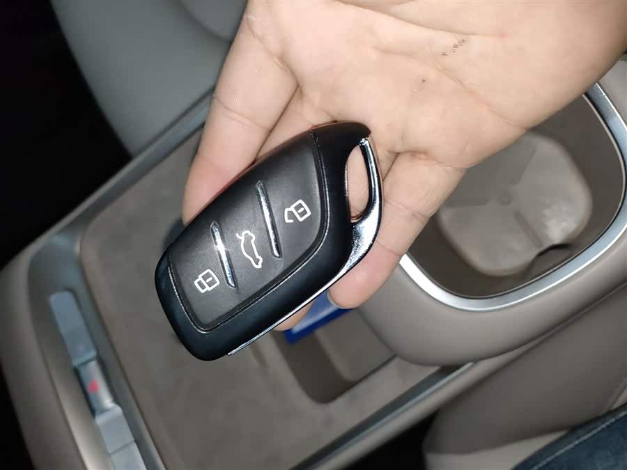 MG ES5 2024 car image #10