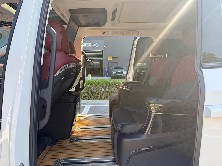 GAC Trumpchi E9 2023 #10 GAC Trumpchi E9 2023 car image #10