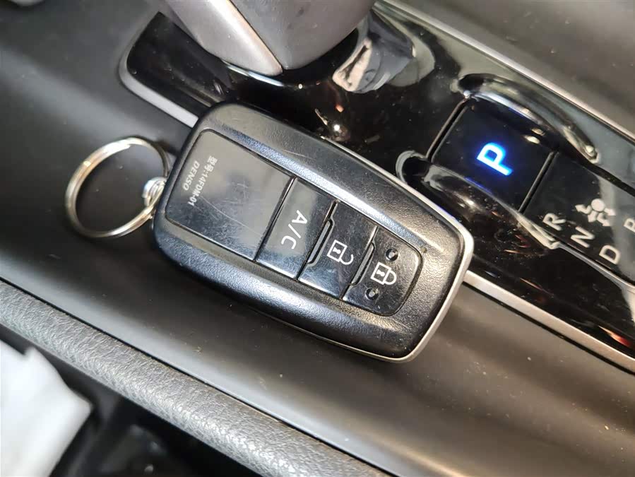 Toyota C-HR EV 2021 immagine di auto #10