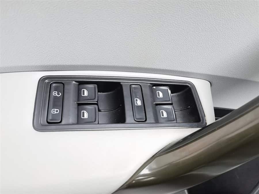 Skoda Rapid 2017 car image #10