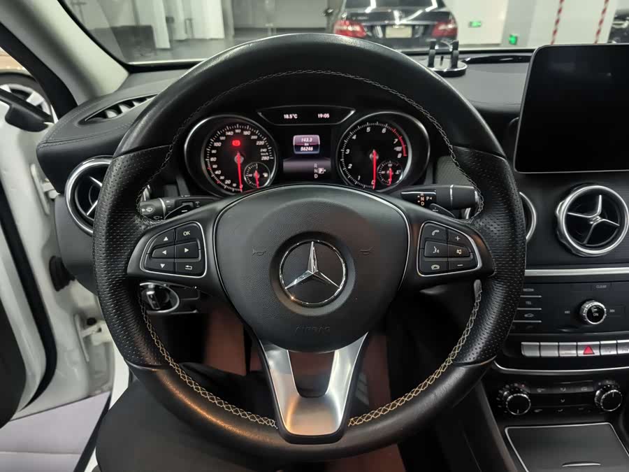 Mercedes-Benz GLA Class 2018 car image #10