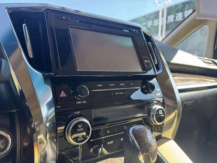 Toyota Alphard 2018 car image #10