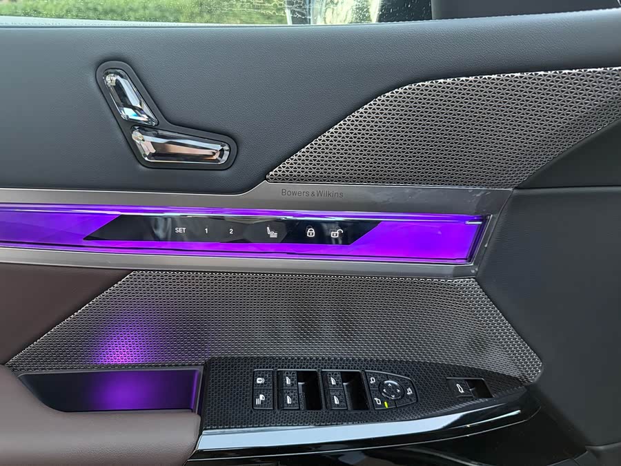BMW i7 2024 car image #10