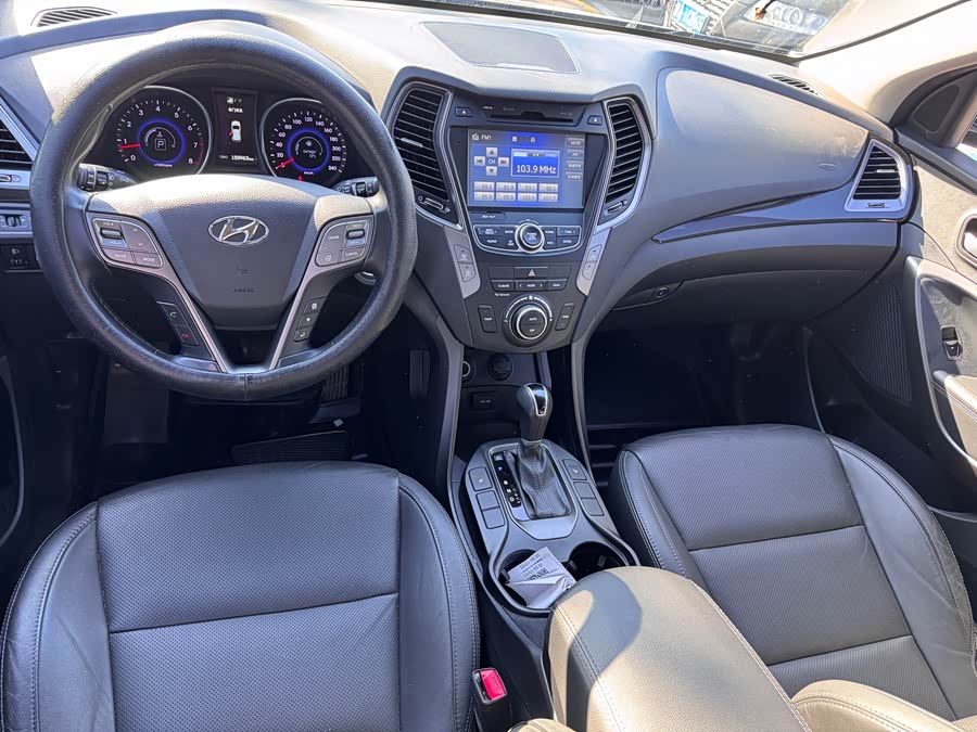 Hyundai Grand Santa Fe 2016 car image #10