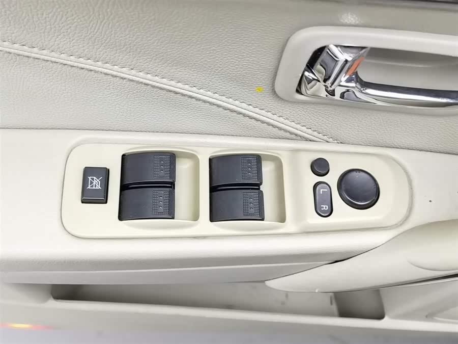 2012 car image #10