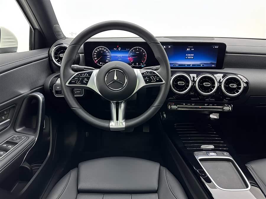 Mercedes-Benz A Class 2024 immagine di auto #10