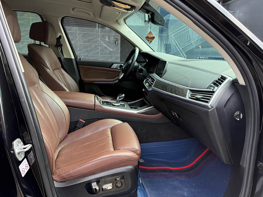 BMW X7 2020 car image #10