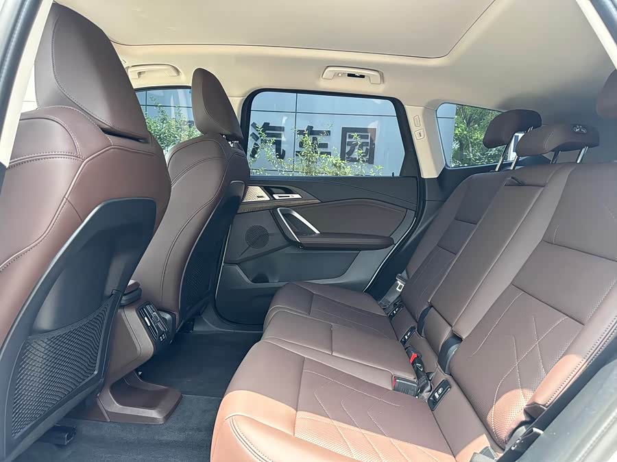 BMW iX1 2024 car image #10