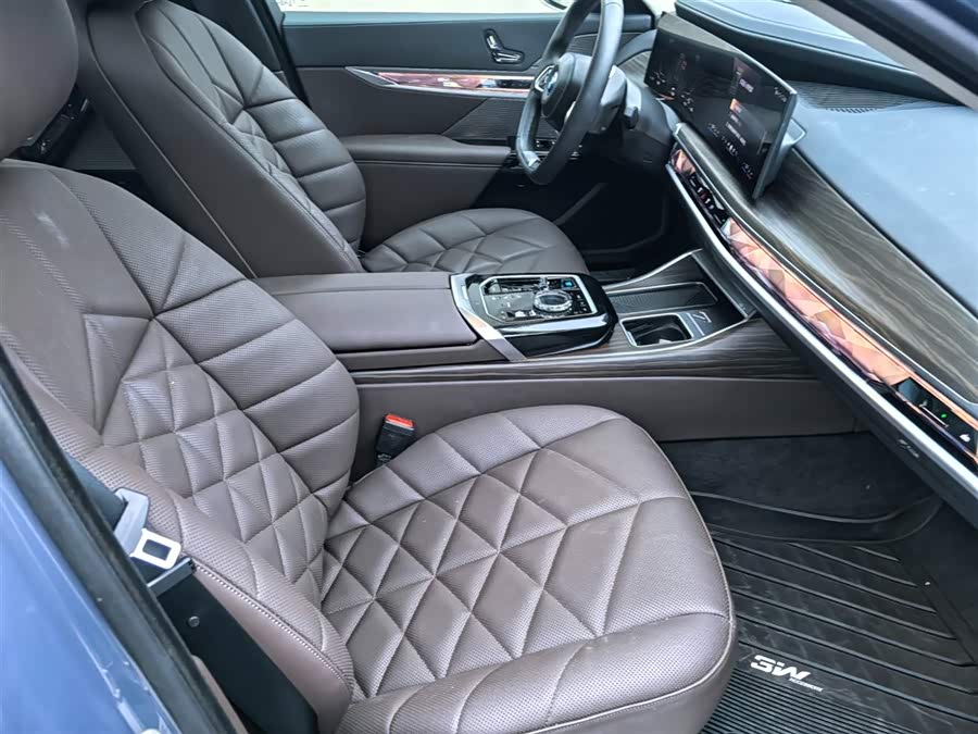 BMW i7 2024 car image #10