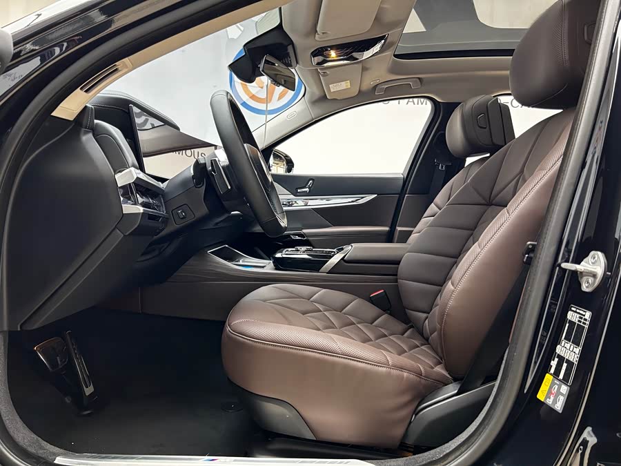 BMW i7 2023 صورة سيارة #10