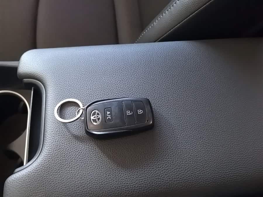 Toyota bZ4X 2022 immagine di auto #10