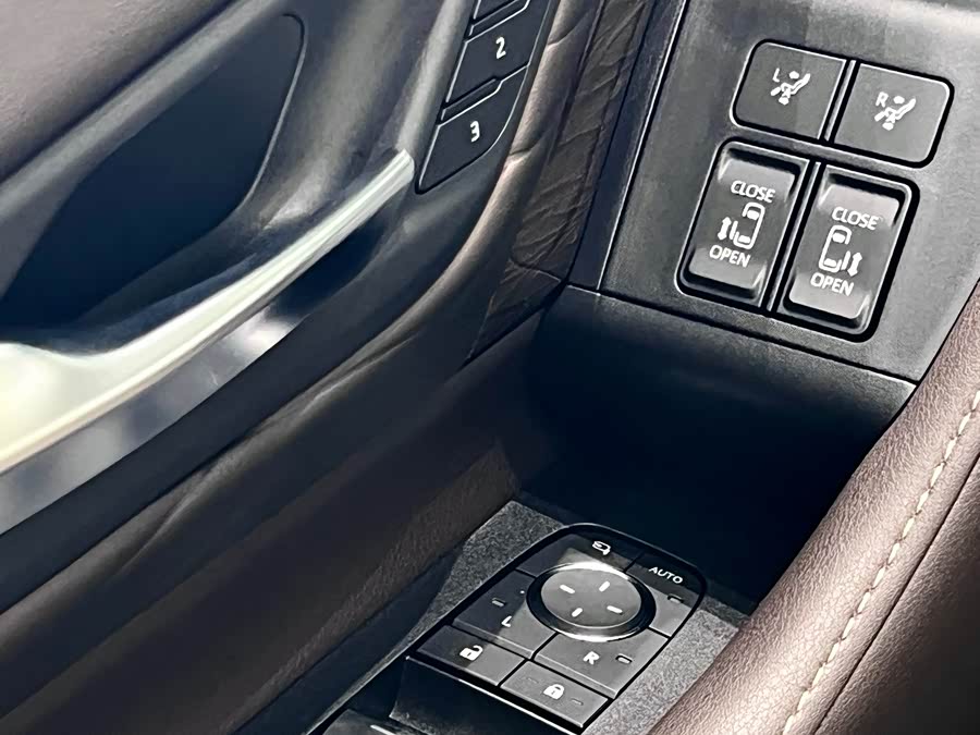 Toyota Alphard car image #10