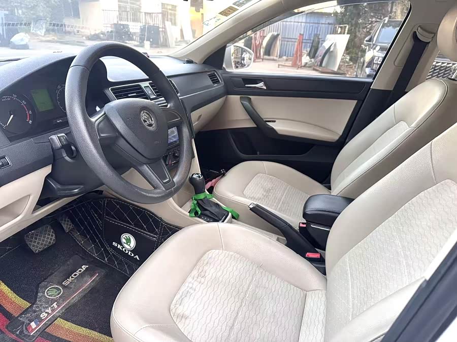 Skoda Rapid 2017 car image #10