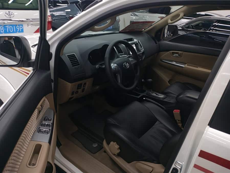 Toyota Fortuner 2016 immagine di auto #10