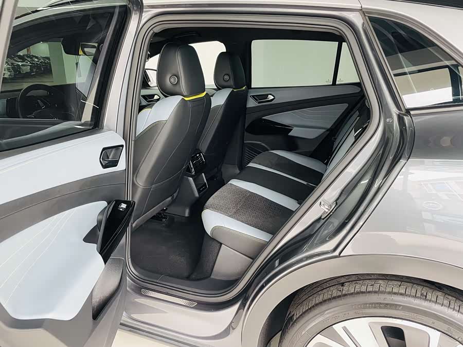 Volkswagen ID.4 X 2023 immagine di auto #10