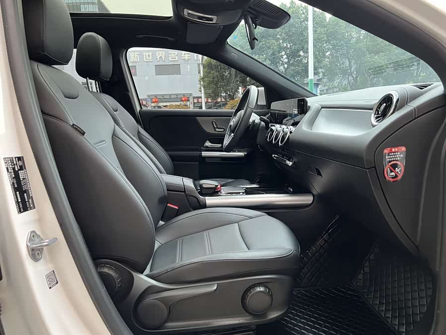 Mercedes-Benz GLA Class 2023 car image #10