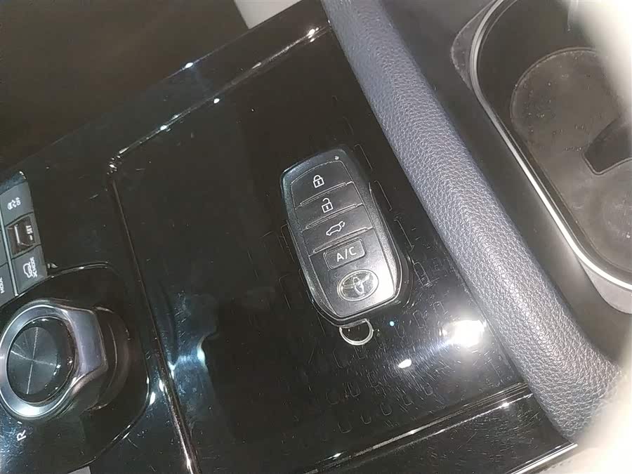 Toyota bZ4X 2022 immagine di auto #10