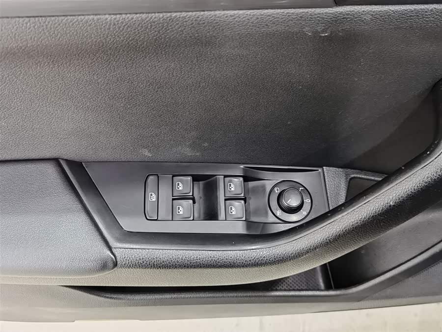 Skoda Superb 2018 car image #10
