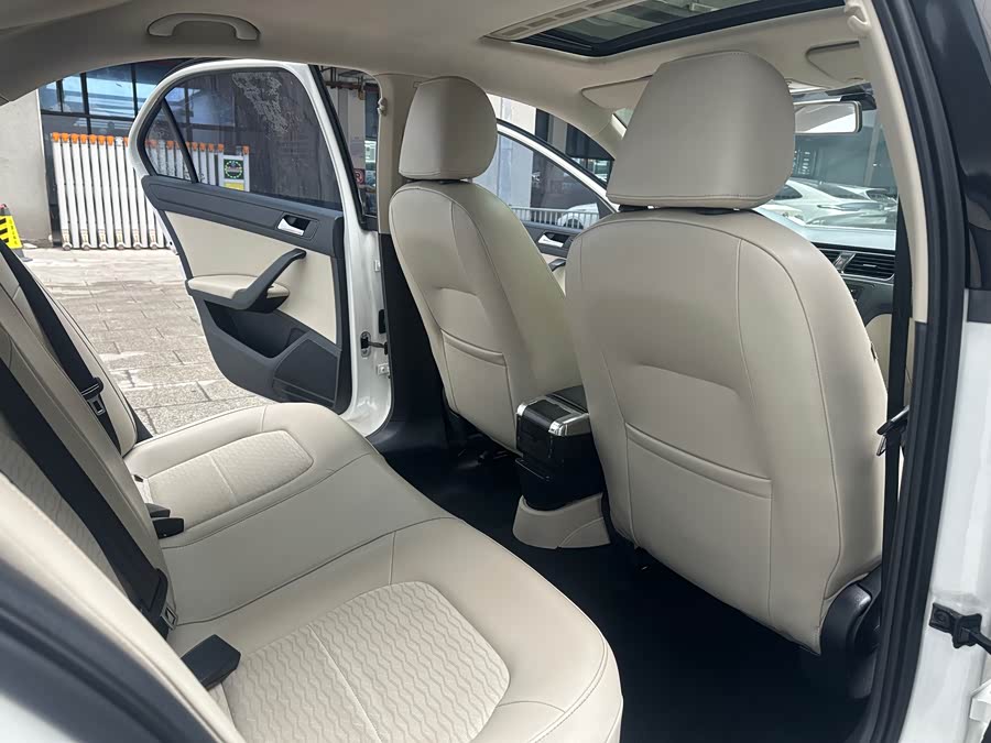Skoda Rapid 2015 imagen de coche #10
