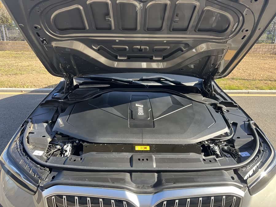 BMW i5 2024 car image #10