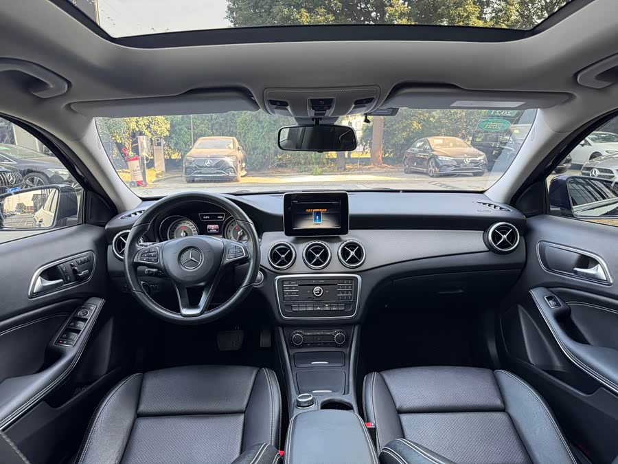 Mercedes-Benz GLA Class 2017 immagine di auto #10