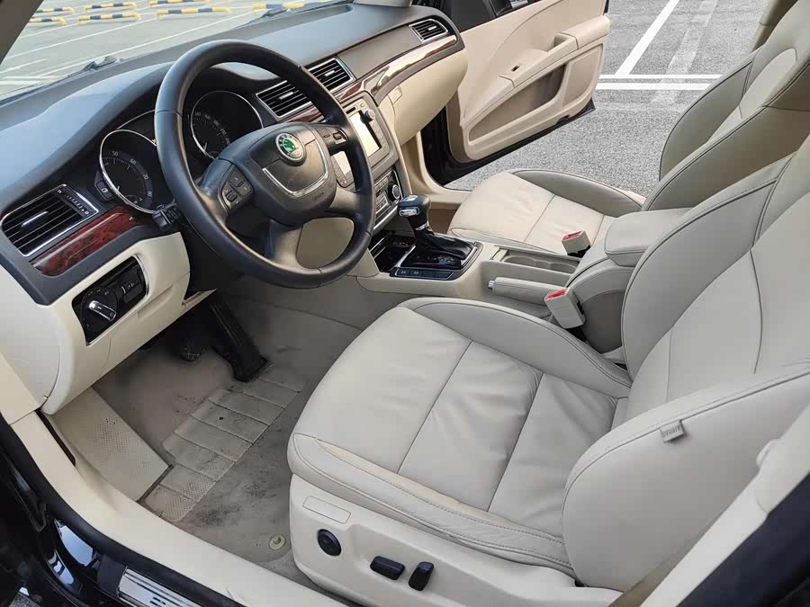 Skoda Superb 2013 car image #10