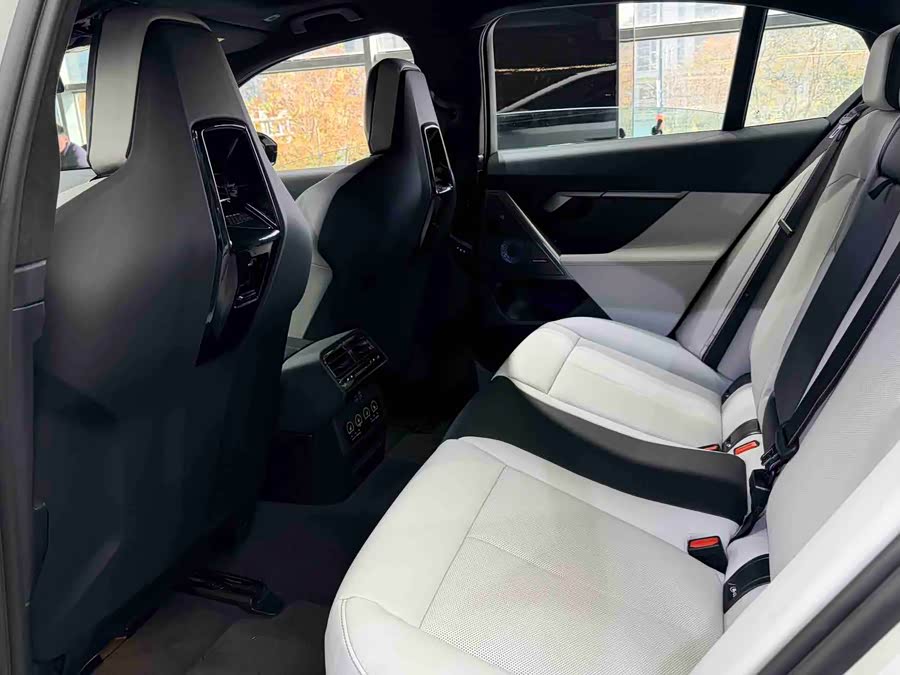 BMW M5 New Energy 2025 #10 BMW M5 New Energy 2025 car image #10