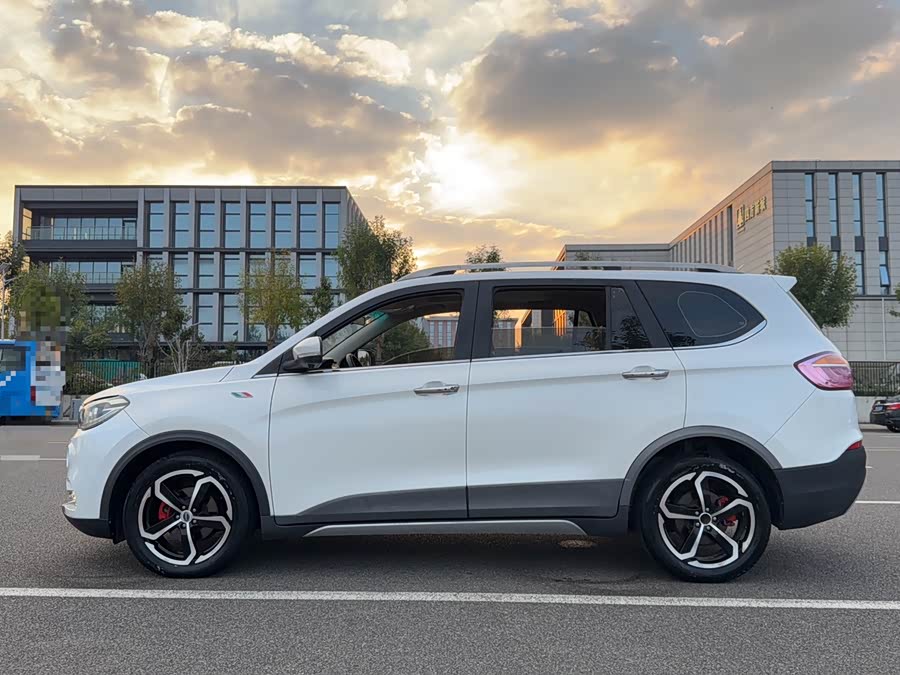 SWM X7 2018 изображение автомобиля #10