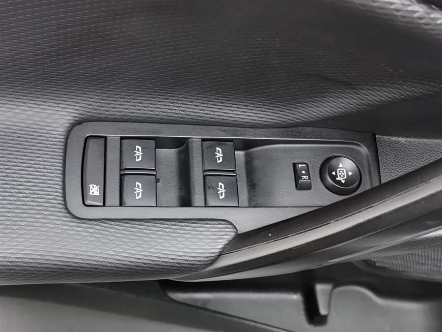 Chevrolet Tracker 2020 immagine di auto #10