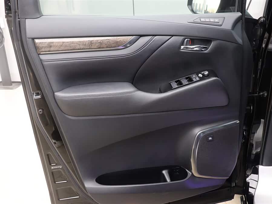 Toyota Alphard 2022 car image #10