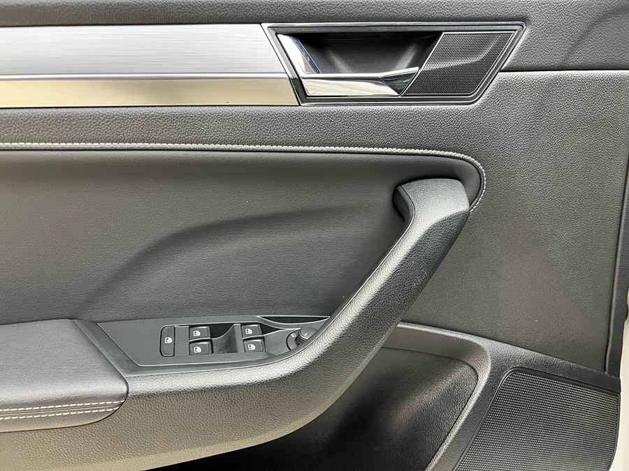 Skoda Superb 2020 car image #10