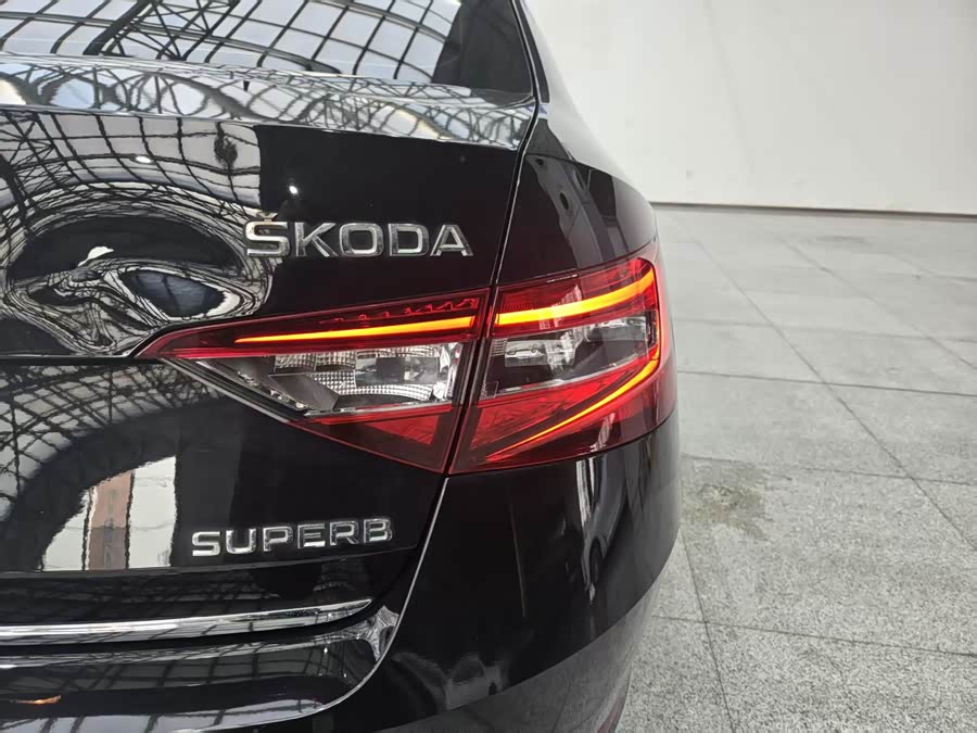 Skoda Superb 2016 car image #10