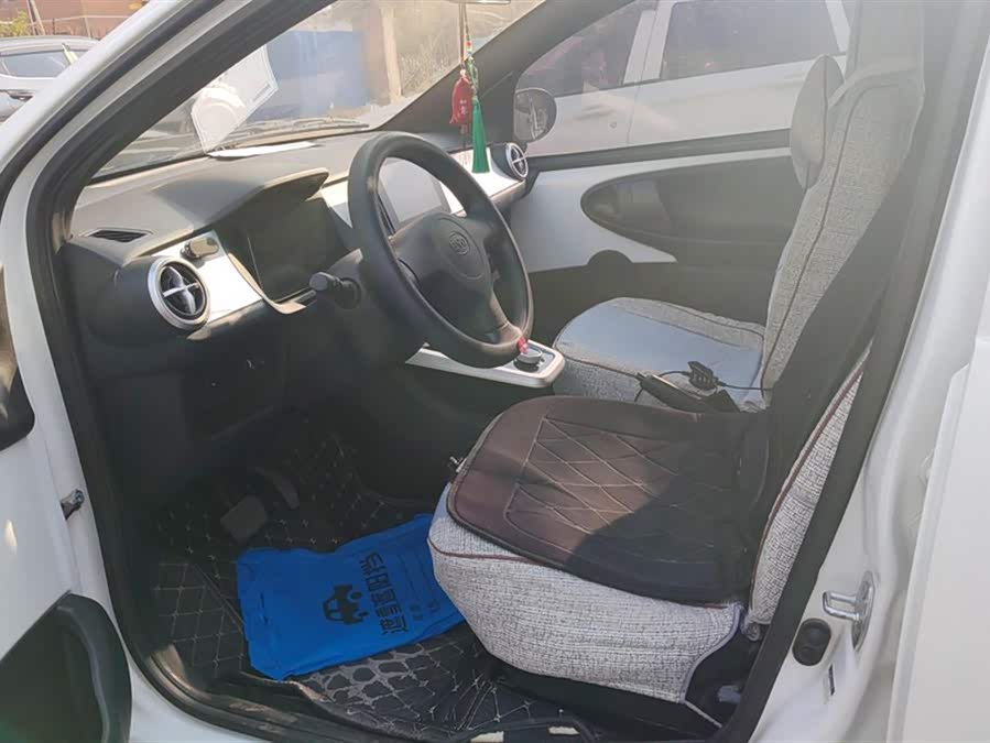 BYD e1 2020 car image #10