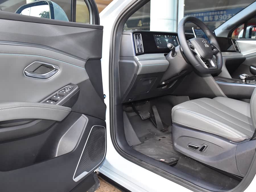 BYD SongL DM-i 2025 #10 BYD SongL DM-i 2025 car image #10