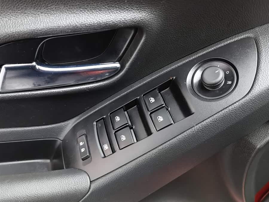 Chevrolet Tracker 2018 immagine di auto #10