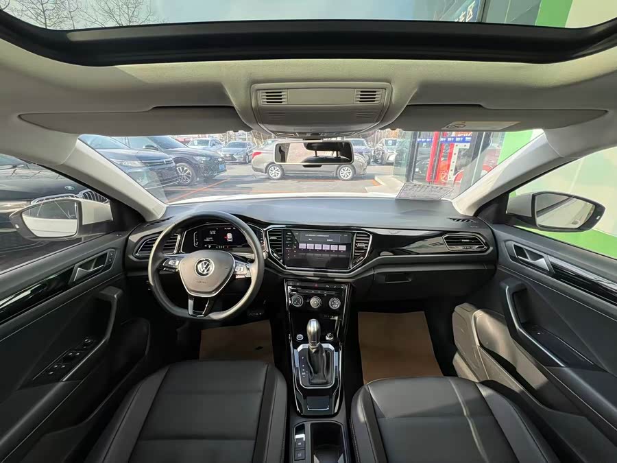 Volkswagen T-Roc 2023 car image #10