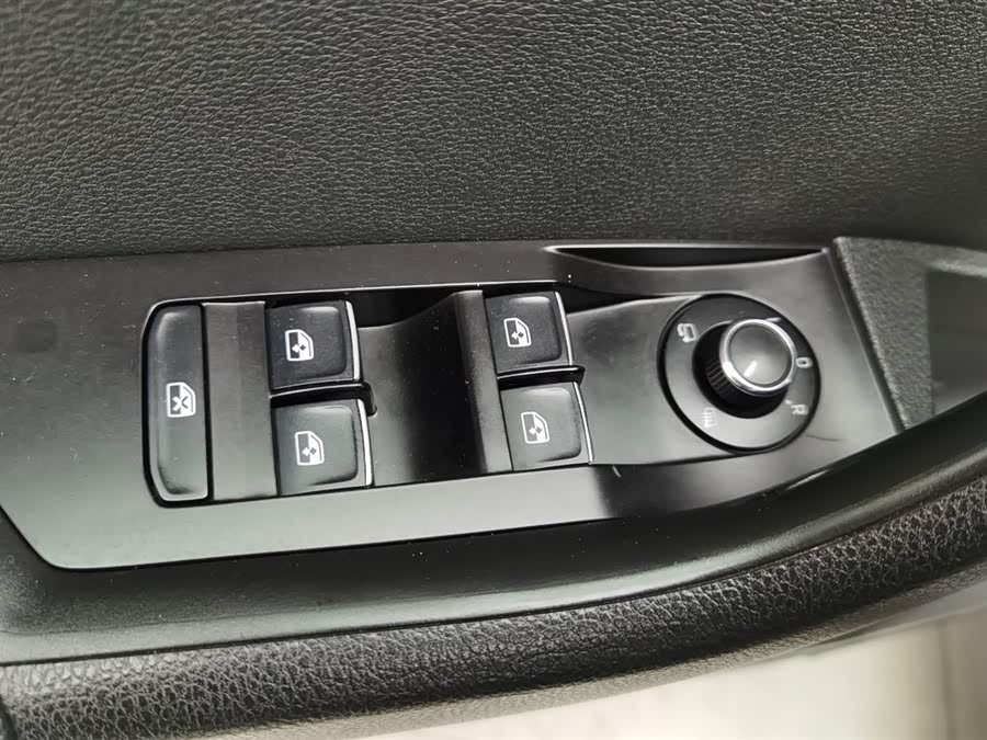 Skoda Superb 2018 car image #10